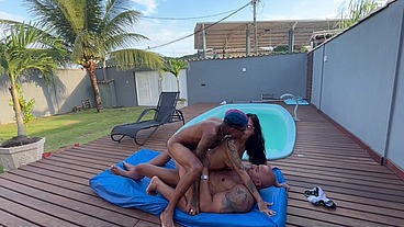 Sendo a fêmea obediente de 2 machos no pelo.