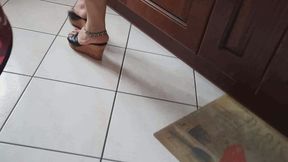 Piedi molto molto sudati che camminando rimangano incollati alle mie zeppe in pelle e sughero