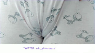 Une maman aux gros seins naturels, une ado asiatique MILF, se fait sodomiser