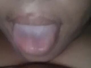 Chupando mis tetas calientes bien rico