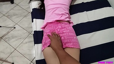 Mi Padrastro me Engaño Para Hacerme Masaje y tocar mi Culo y Mi Vagina y yo No Pude hacer nada
