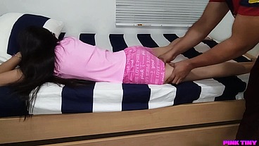 Mi Padrastro me Engaño Para Hacerme Masaje y tocar mi Culo y Mi Vagina y yo No Pude hacer nada