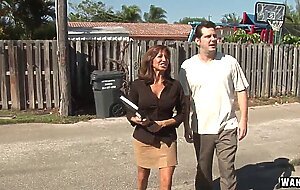 Wankz- tara holiday is the sexiest realtor