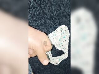 Lleno de lechita las bragas de mi'miga