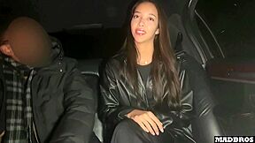 Une Belle Fille A Steppapa Baisee Dans Une Limousine Pour Le Plaisir En Lui Parlant Au Telephone !!!