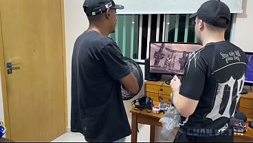 Entregador safado mete forte no nerd virgem