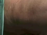 Fetter Chubby unter der Dusche