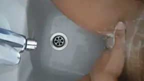 Me estaba duchando y me entraron ganas de grabarme, en este minuto podrás ver como me limpio el coñito