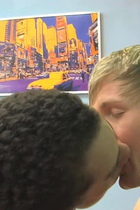 Kissing cuties turn to fucking