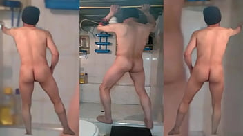 un movimiento sexy en el ba&ntilde_o desnudo