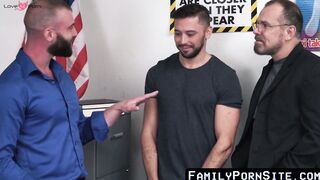FamilyPornSite.com - Hung studs bareback their way into an intense threesome