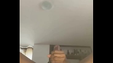 Mira como me sale la leche en c&aacute_mara lenta, necesito meterla en tu culo