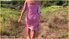 Wifey Shows Her Perfect Ass and Exhibitionist Dares