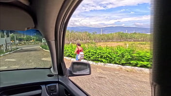 LE DOY UN AVENTON A UNA CHICA QUE ENCONTRE EN LA CARRETERA Y TERMINO FOLLANDOME A CAMBIO DEL TIQUETE DE AUTOBUS