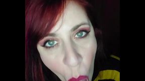 Le env&iacute_o un nude a mi hermanastra y se pone horny