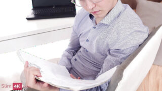 Moon Imp rammt Tanya Rays Arsch und füllt ihr enges Loch nach einem schlampigen Blowjob mit heißem Sperma.