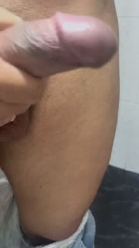 Me quedo solo con mi suegra y casi me descubre masturbandome en el baño