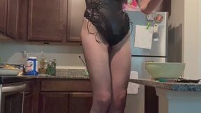 7’3 Giantess Cooks in her Tiny Kitchen - French Toast
