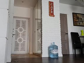 She dropped the towel again at the delivery man