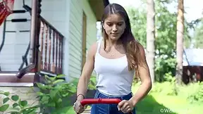 Evelina Darling - Masturbates After Mowing Her Lawn