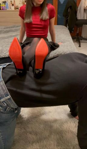 VIDEO #54 -TESTO I MIEI NUOVI TACCHI SUL MIO TAPPETINO UMANO 👠