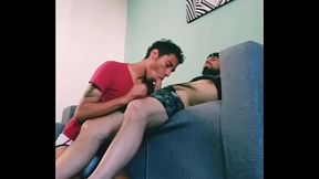 Este macho peludo viene compartir un poco y t a partirle el culo sobre el sof&aacute_.