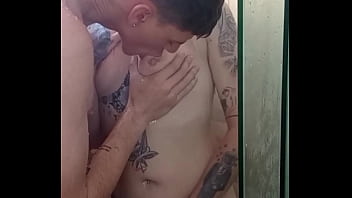 Eu ajudo minha vizinha com seu banho no pelo