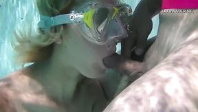 Swimming like a fucking mermaid Samantha Cruz gives a blowjob underwater