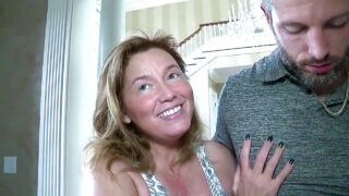 Dreier, Gesichtsbehandlung &#8211; Gypsy Leigh mit dem großen Arsch und Piercing wird von Mike Mancini in den Arsch gefickt