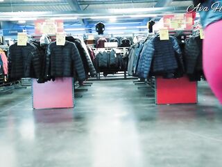 Leggings rose qui moule la chatt et les fesses en public