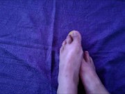 Masturbando un pepino con los pies