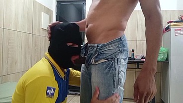 O carteiro casado voltou !!! O safado voltou implorando mais pica. Comi e depois expulsei ele