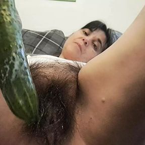 mom eating cucumber through hole of her big pussy and mouth