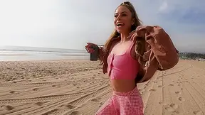 Summer Vixen spreads her pussy lips on the beach - BangRealTeens