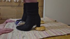 Trampling trash while blindfolded