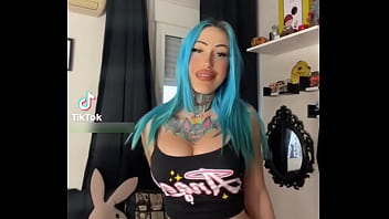 perra caliente otaku sexy de pelo azul