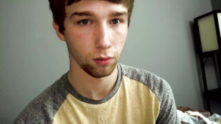 Genç bakire fahişeler, devasa penislerle boğazdan derin bir şekilde sikişiliyor ve anal yoldan sertçe beceriliyorlar.