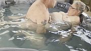 Je baise la voisine dans mon spa