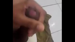 Novinho batendo punheta at&eacute_ gozar amador
