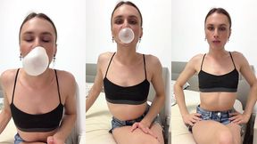 b is for bubble 💕 watch me chew, tease and blow bigger and bigger bubbles... including a bubble inside another bubble and even two at once 🫧