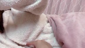 彼女の部屋に侵入して巨乳の乳首を舐めたら感じてて大興奮-日本人/素人カップル/個人撮影/変態