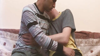 Para gay muda yang nakal memberikan oral seks dan masturbasi sebelum melakukan hubungan seks tanpa kondom dengan penis besar.