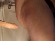 Gloryhole - echtgenoot bedriegt vrouw door zuigen en neuken van mega grote anal dildo-StraightdoesBi