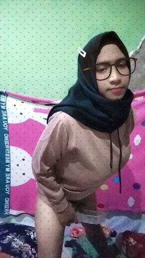Beautiful and fun shemale masturbating alone