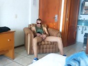 Mi amigo me cacha masturbandome y me graba