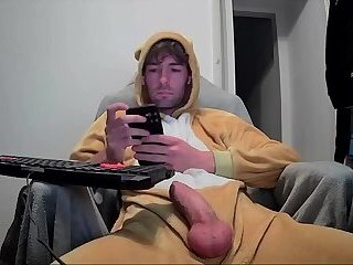 Cute Bear Strokes His Pizzle