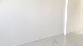 Seduced the courier with a juicy butt and cuckolded her