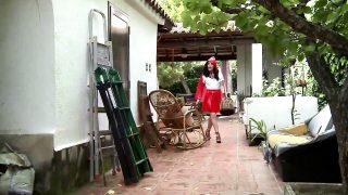 MILF in cosplay di Cappuccetto Rosso con seno piccolo fa sesso orale con i tacchi alti