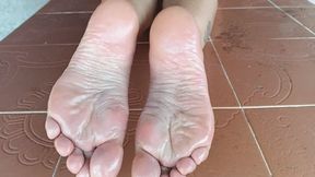 The feet and wrinkled soles of the goddess Roxan (3)