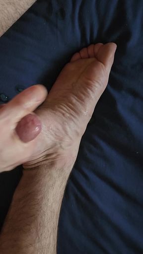 My Wrinkled Soles From Curled Toes Catch Hot Cum While I Masturbate to Orgasm in This Solo Adventure
